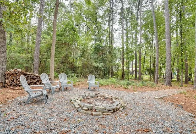 Lakefront Texas Abode W/ Kayaks, Fire Pit & Patio!