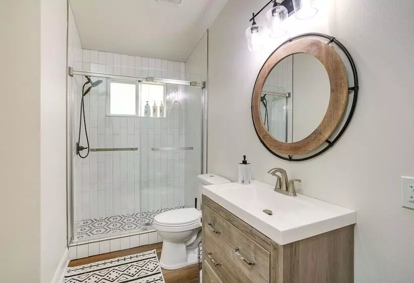 Lakefront Texas Abode W/ Kayaks, Fire Pit & Patio!