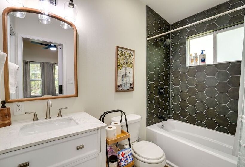 Lakefront Texas Abode W/ Kayaks, Fire Pit & Patio!