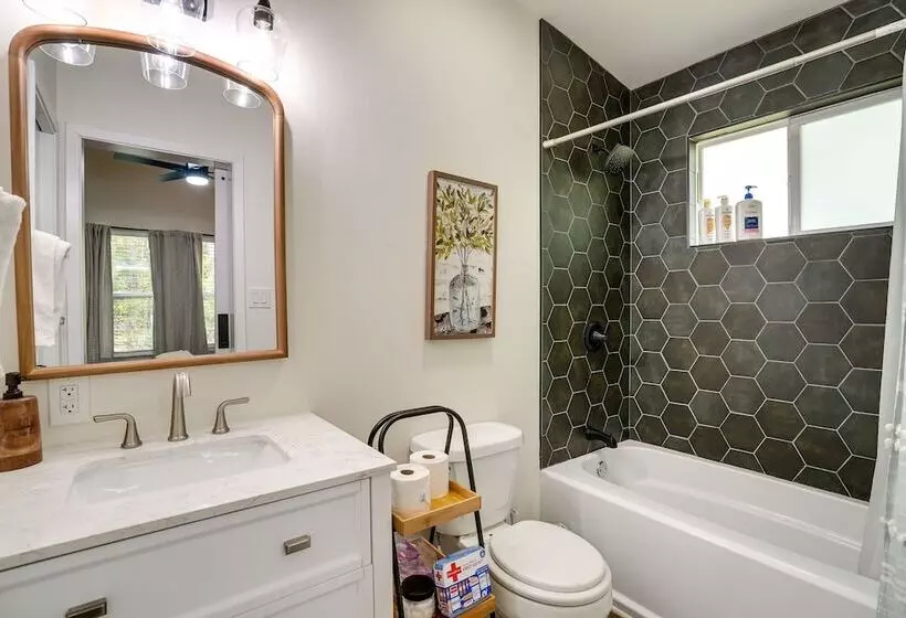 Lakefront Texas Abode W/ Kayaks, Fire Pit & Patio!