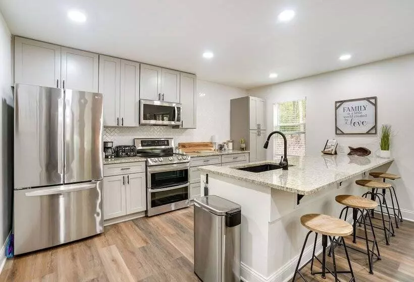 Lakefront Texas Abode W/ Kayaks, Fire Pit & Patio!