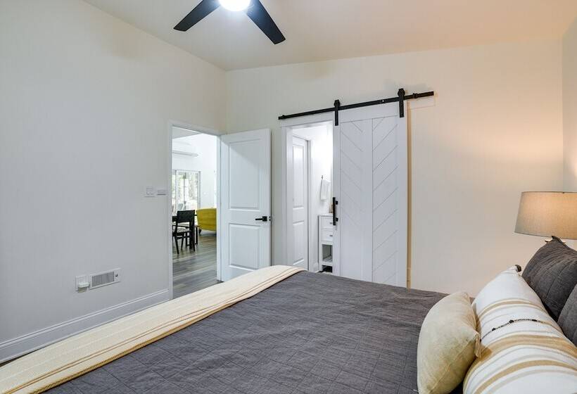 Lakefront Texas Abode W/ Kayaks, Fire Pit & Patio!