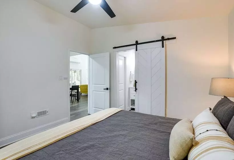 Lakefront Texas Abode W/ Kayaks, Fire Pit & Patio!