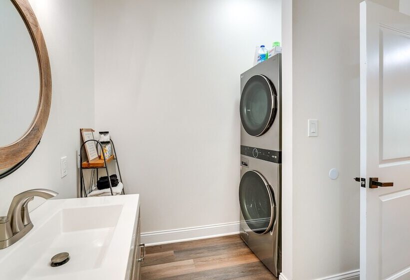 Lakefront Texas Abode W/ Kayaks, Fire Pit & Patio!