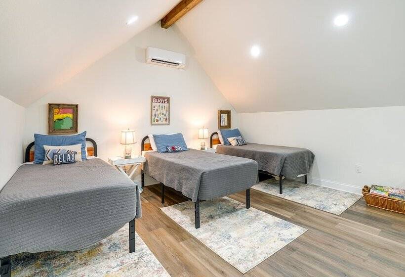 Lakefront Texas Abode W/ Kayaks, Fire Pit & Patio!