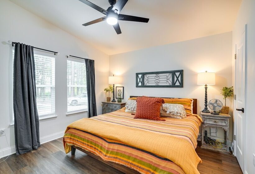 Lakefront Texas Abode W/ Kayaks, Fire Pit & Patio!