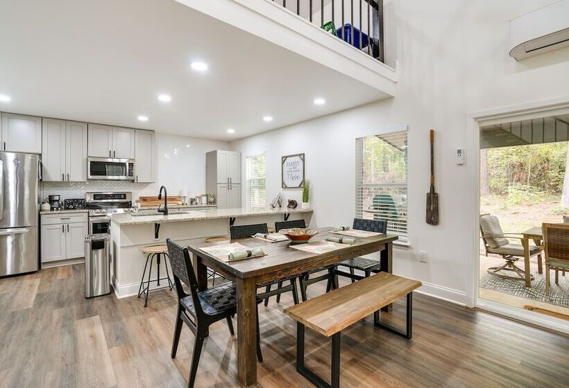 Lakefront Texas Abode W/ Kayaks, Fire Pit & Patio!