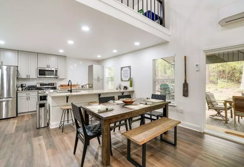 Lakefront Texas Abode W/ Kayaks, Fire Pit & Patio!