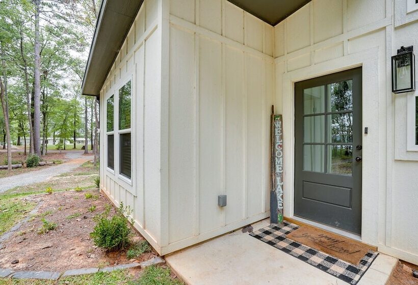 Lakefront Texas Abode W/ Kayaks, Fire Pit & Patio!