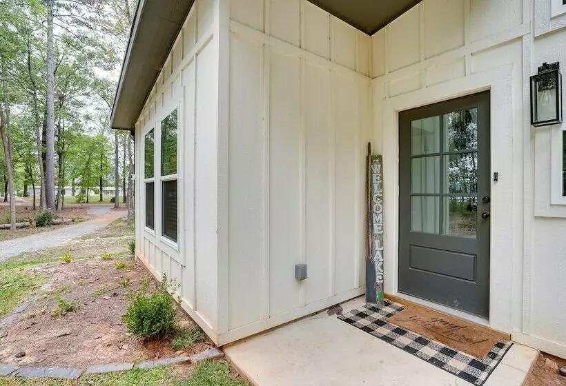 Lakefront Texas Abode W/ Kayaks, Fire Pit & Patio!