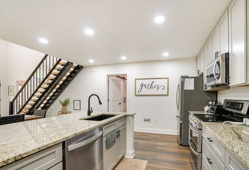 Lakefront Texas Abode W/ Kayaks, Fire Pit & Patio!