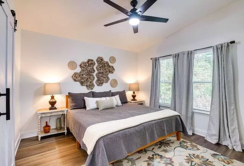 Lakefront Texas Abode W/ Kayaks, Fire Pit & Patio!