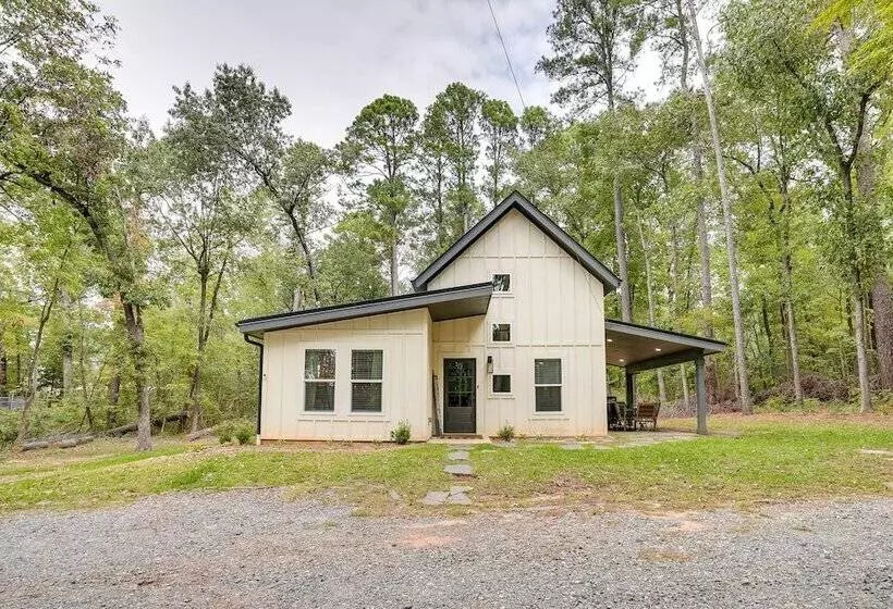 Lakefront Texas Abode W/ Kayaks, Fire Pit & Patio!