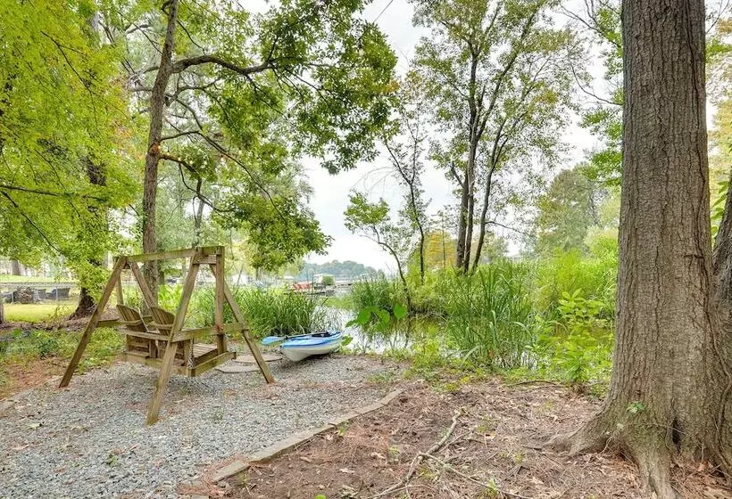 Lakefront Texas Abode W/ Kayaks, Fire Pit & Patio!