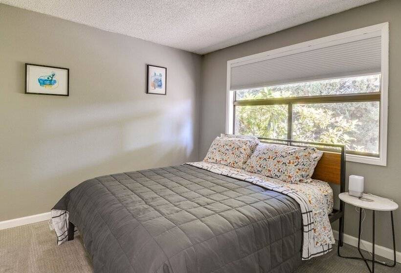 Lovely Medford Home W/ Patio, Fire Pit + Gas Grill