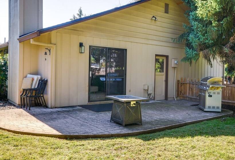 Lovely Medford Home W/ Patio, Fire Pit + Gas Grill
