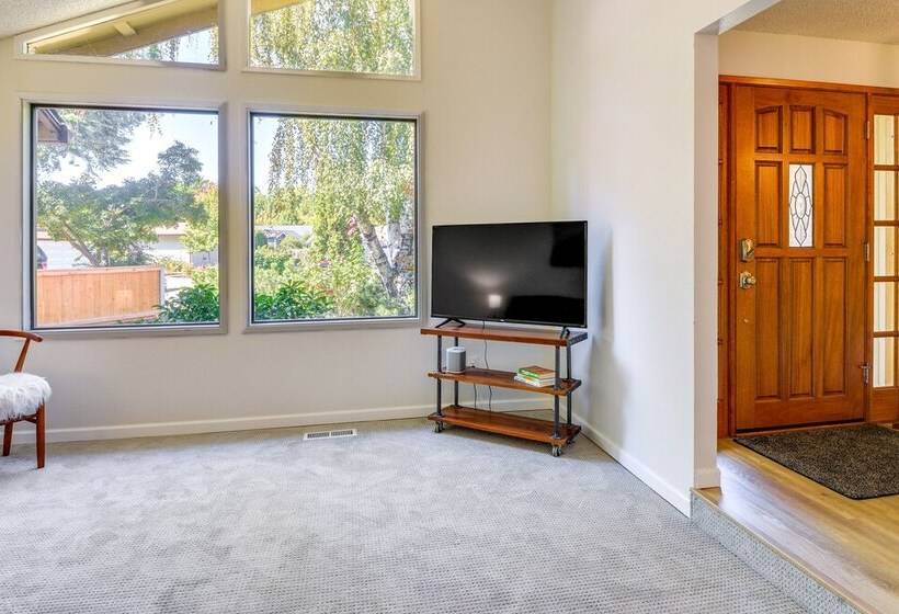 Lovely Medford Home W/ Patio, Fire Pit + Gas Grill