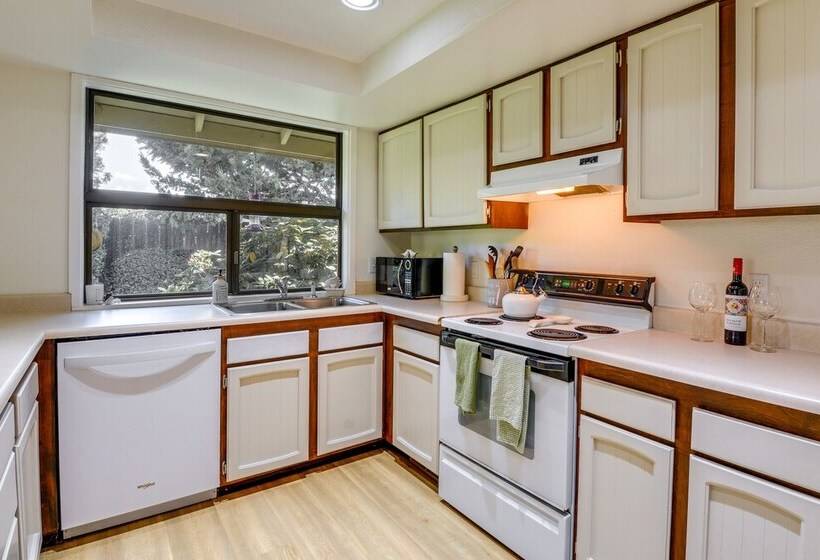 Lovely Medford Home W/ Patio, Fire Pit + Gas Grill