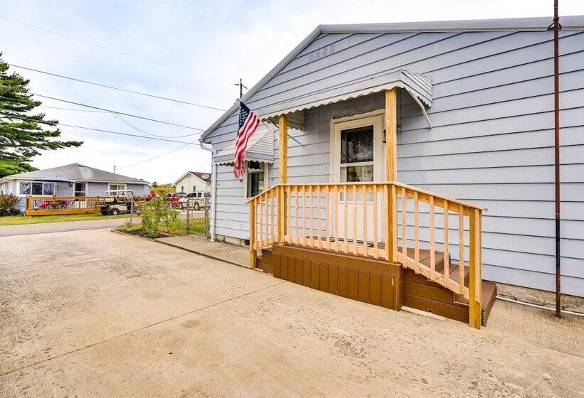 Pet Friendly Ohio Retreat W/ Patio & Fire Pit!
