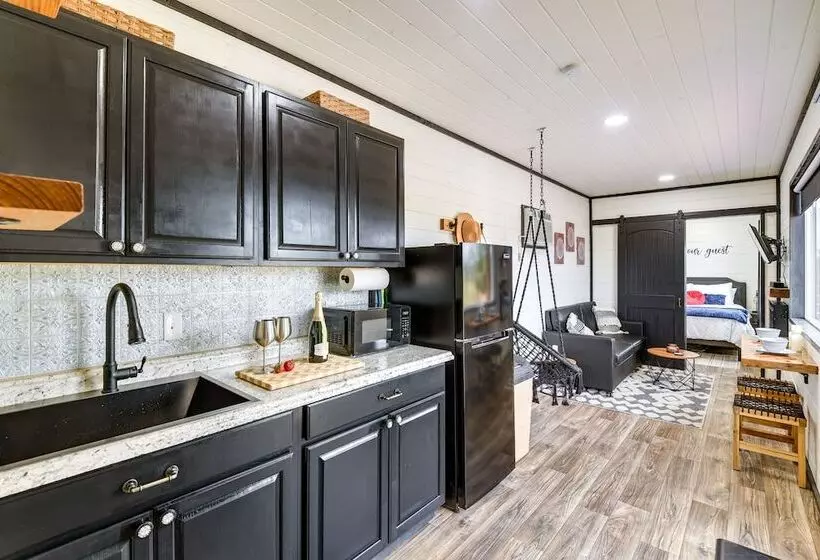 Remote Strawn Container Home With Hot Tub!