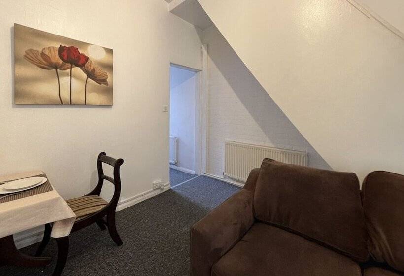 اقامتگاه Amazing And Immaculate 2 Bed House In Manchester