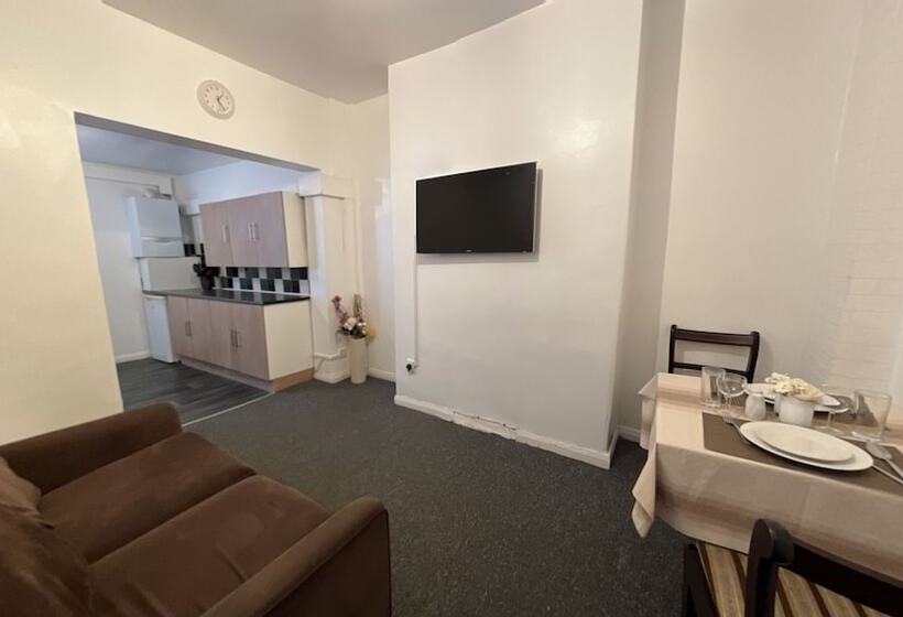 اقامتگاه Amazing And Immaculate 2 Bed House In Manchester