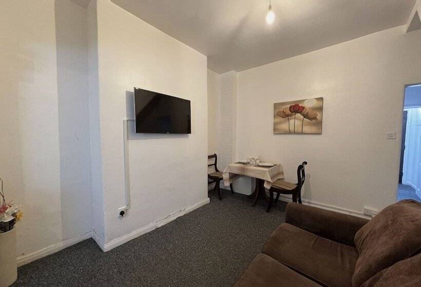 اقامتگاه Amazing And Immaculate 2 Bed House In Manchester