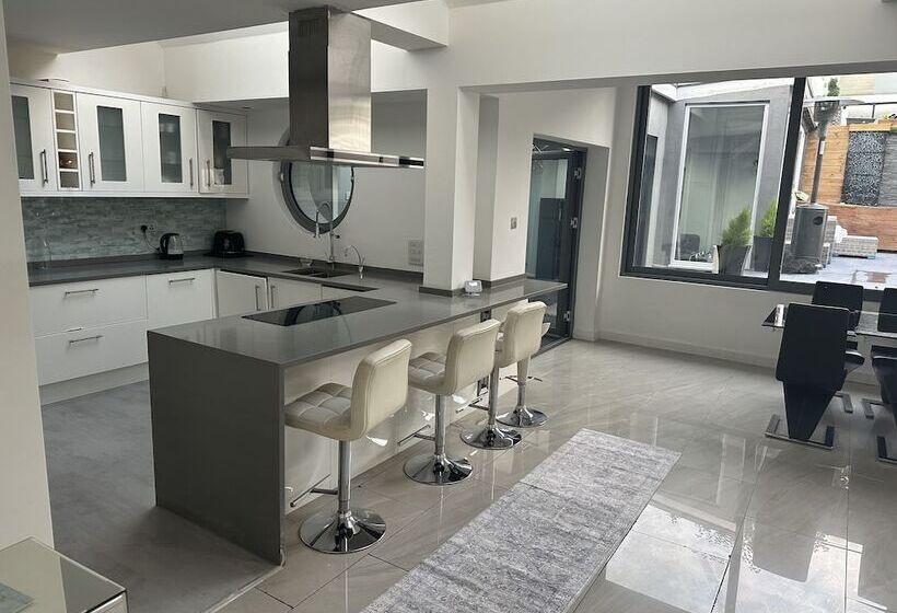 דירת נופש Captivating 4 Bed House In West Wickham