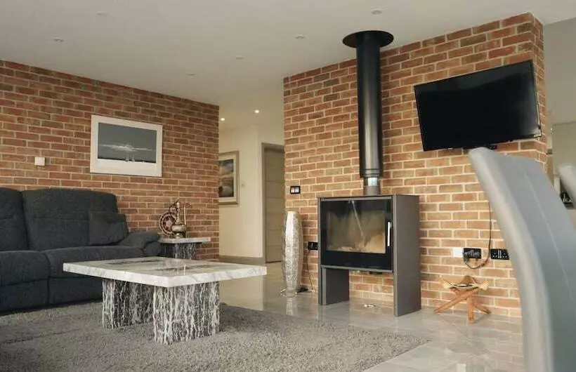 Residenssi Hollywood Vibes In Pembrokeshire