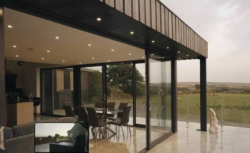 Residenssi Hollywood Vibes In Pembrokeshire