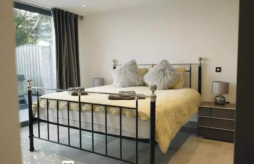 Residenssi Hollywood Vibes In Pembrokeshire