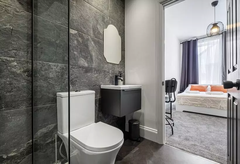 Residenssi Immaculate 6 Bed House In Newcastle