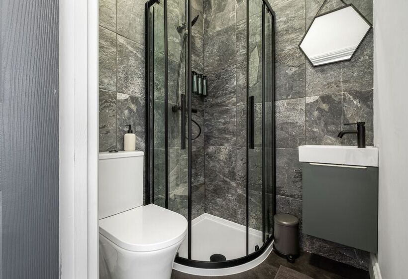 דירת נופש Immaculate 6 Bed House In Newcastle