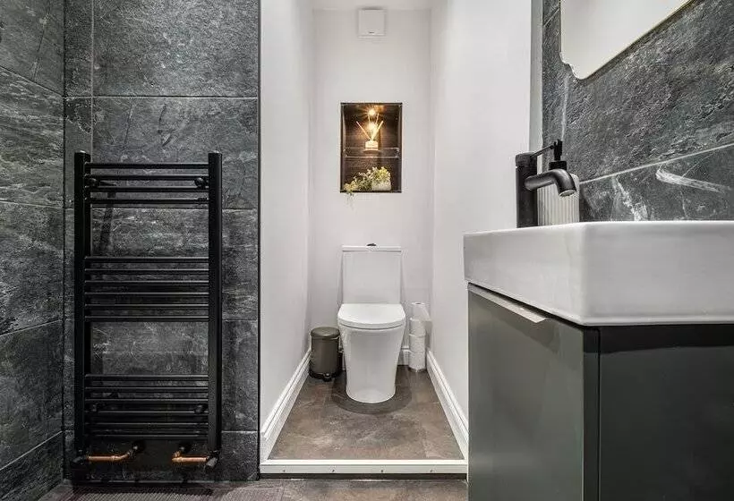 Residenssi Immaculate 6 Bed House In Newcastle