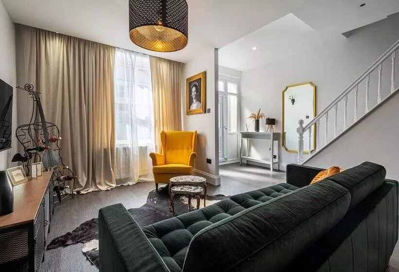 Residenssi Immaculate 6 Bed House In Newcastle