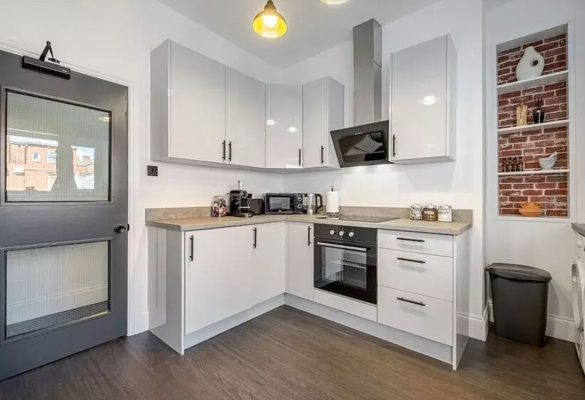 Residenssi Immaculate 6 Bed House In Newcastle