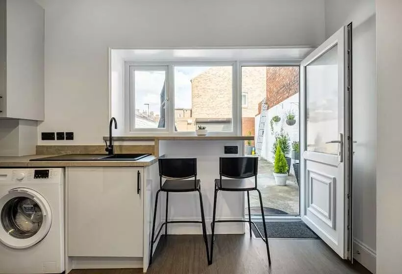 Residenssi Immaculate 6 Bed House In Newcastle