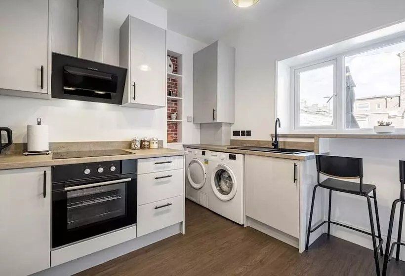 Residenssi Immaculate 6 Bed House In Newcastle