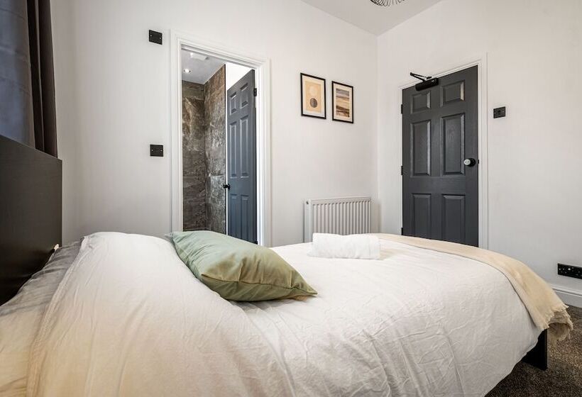 דירת נופש Immaculate 6 Bed House In Newcastle