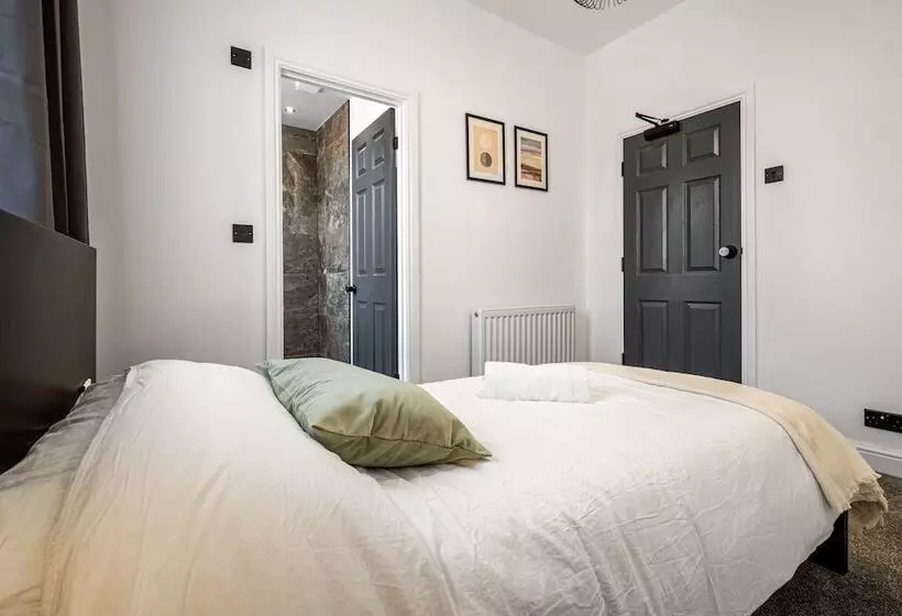 Residenssi Immaculate 6 Bed House In Newcastle