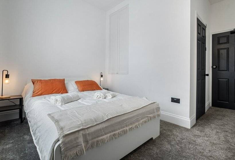 דירת נופש Immaculate 6 Bed House In Newcastle