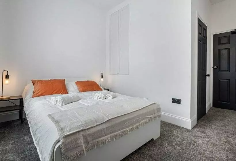 Residenssi Immaculate 6 Bed House In Newcastle