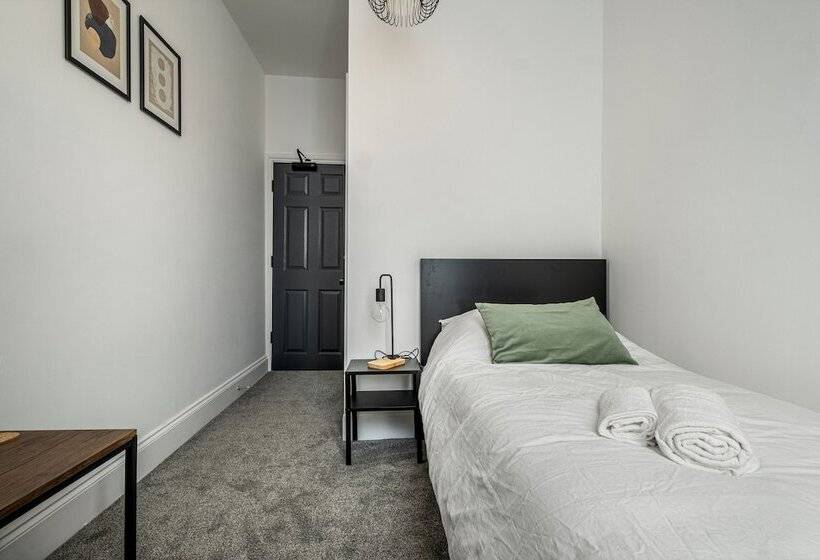 דירת נופש Immaculate 6 Bed House In Newcastle