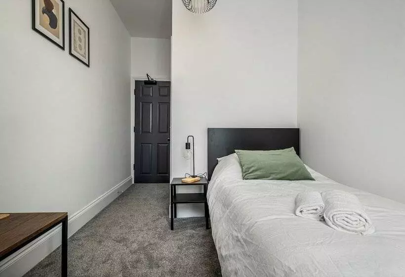 Residenssi Immaculate 6 Bed House In Newcastle