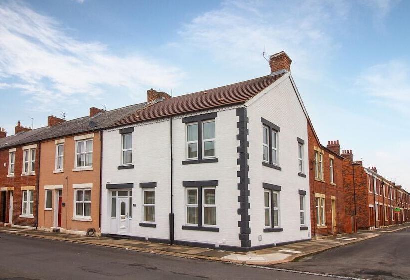 דירת נופש Immaculate 6 Bed House In Newcastle