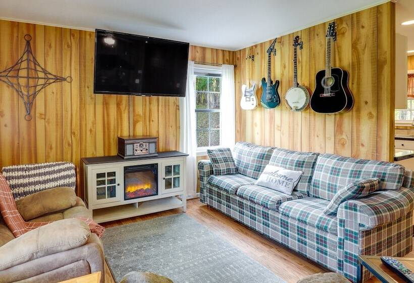 Riverfront North Carolina Abode W/ Deck & Fire Pit