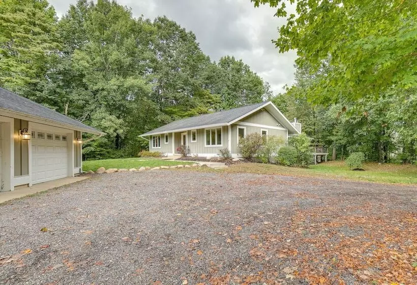 Riverwood: South Haven Retreat On 10 Acres