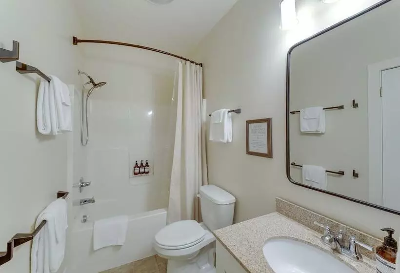 Riverwood: South Haven Retreat On 10 Acres