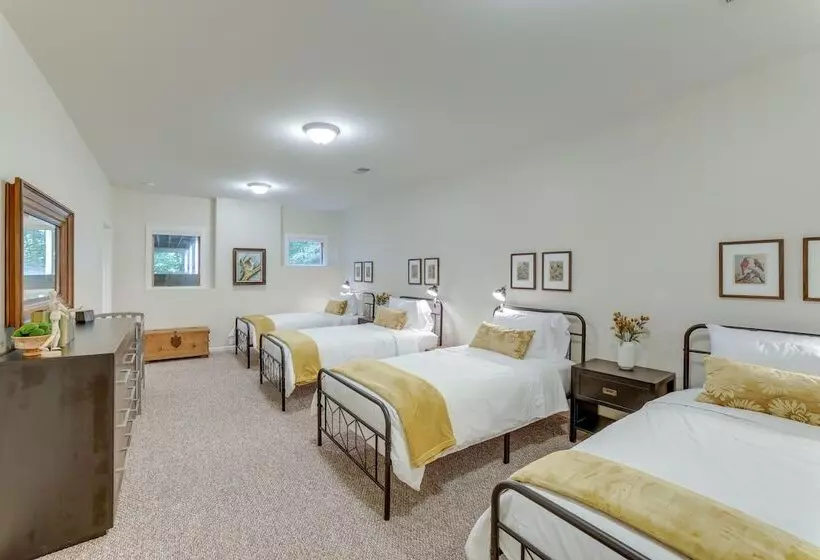 Riverwood: South Haven Retreat On 10 Acres