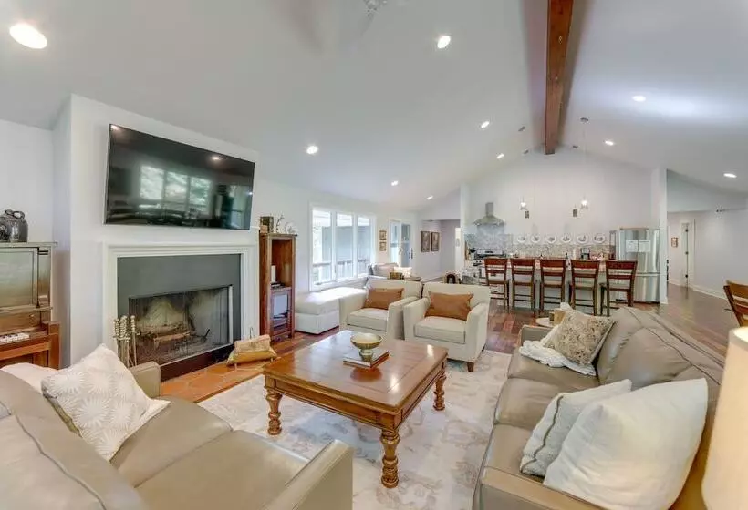 Riverwood: South Haven Retreat On 10 Acres